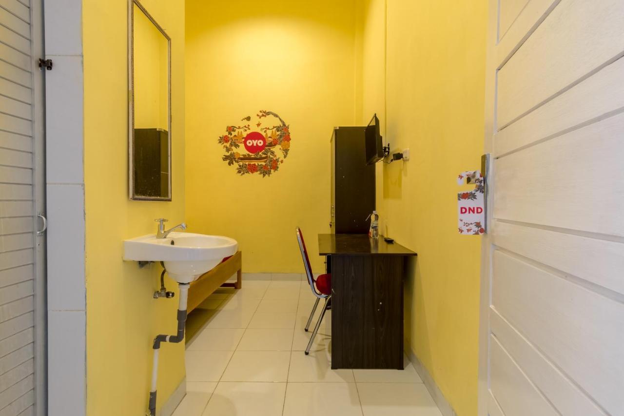 Oyo 447 Hutasimo Residence Medan Exteriör bild