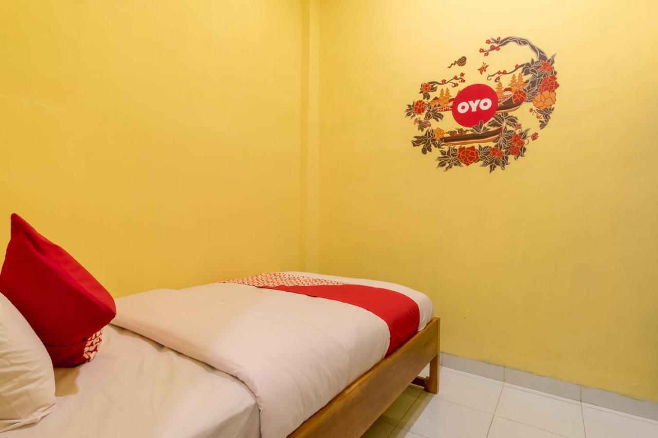 Oyo 447 Hutasimo Residence Medan Exteriör bild